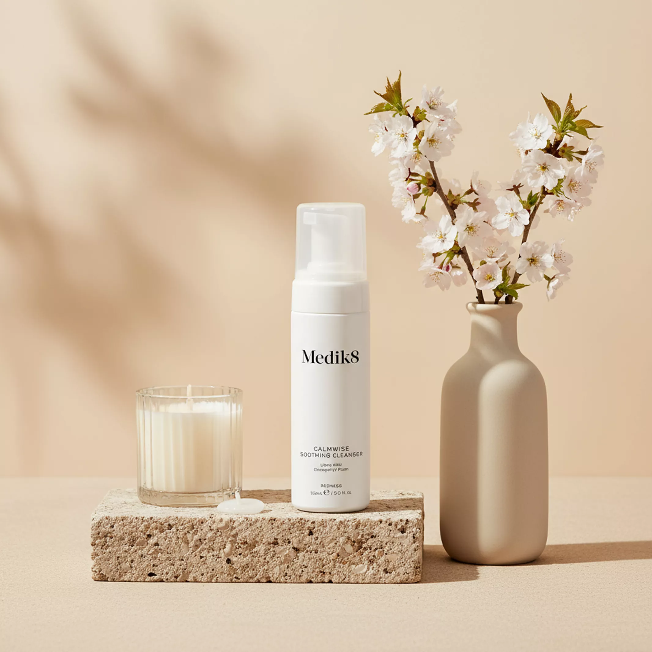 Medik8 Calmwise Soothing Cleanser Очищуюча пінка для чутливої шкіри - Фото - 25