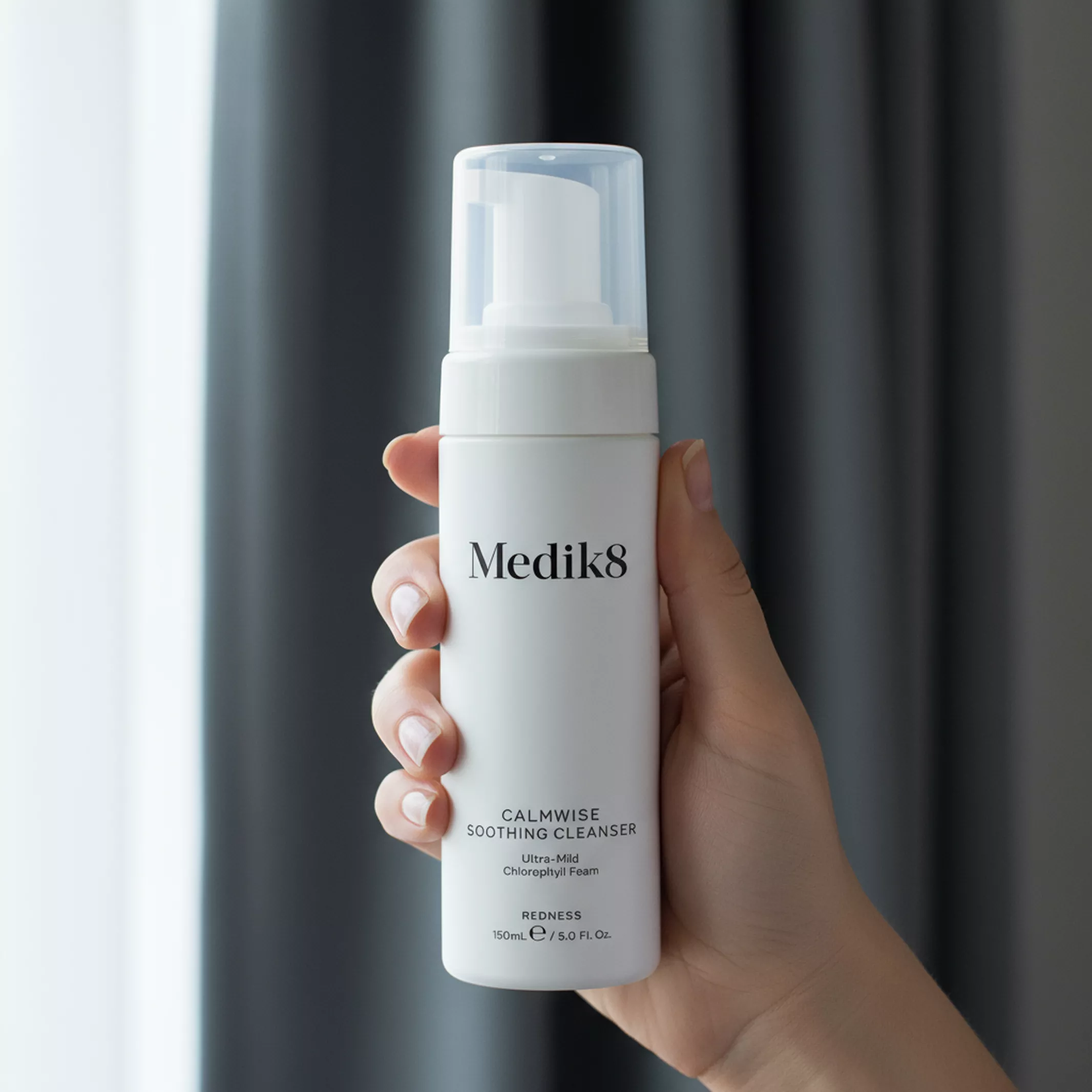Medik8 Calmwise Soothing Cleanser Очищуюча пінка для чутливої шкіри - Фото - 26