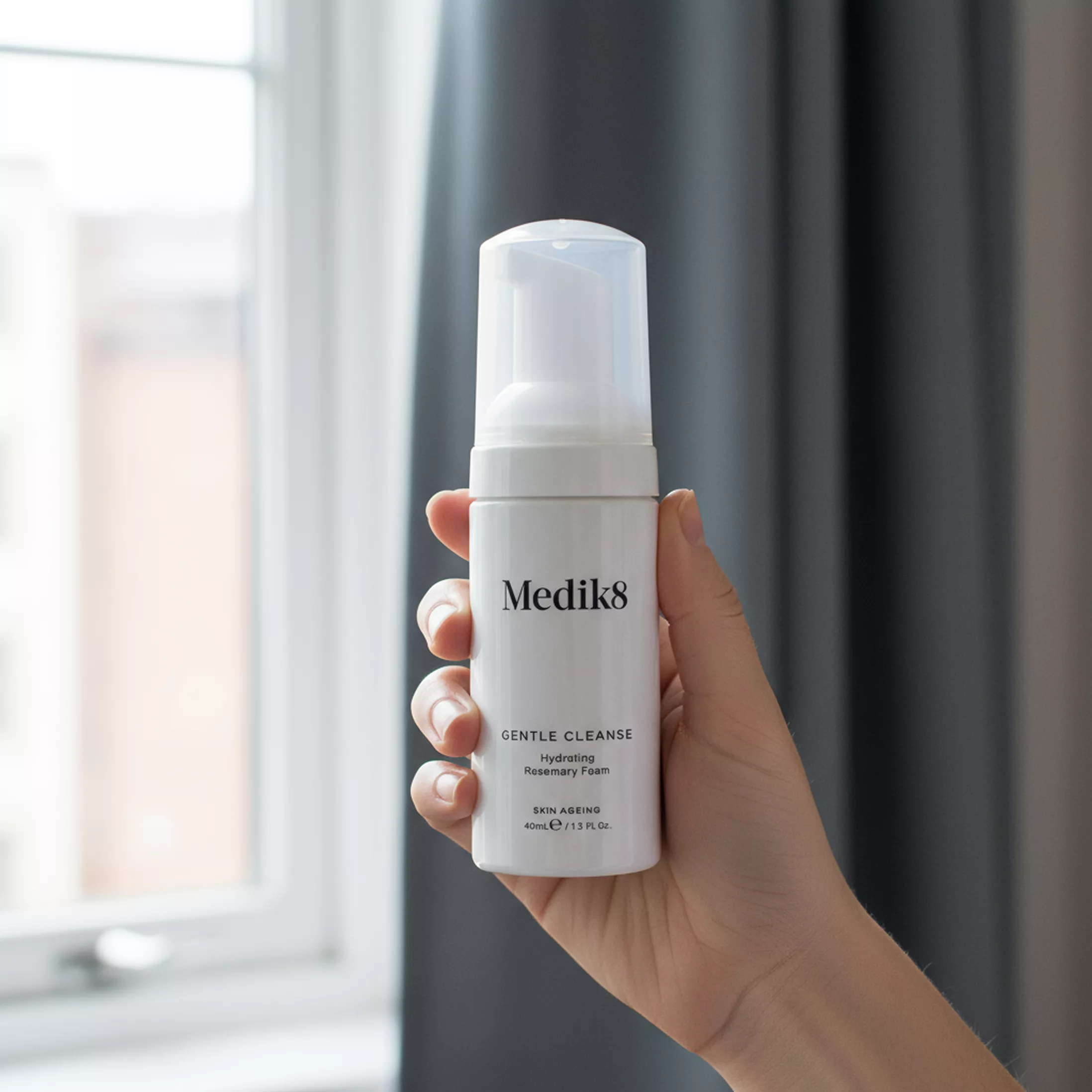 Medik8 Gentle Cleanse Делікатна пінка для очищення для всіх типів шкіри - Фото - 26
