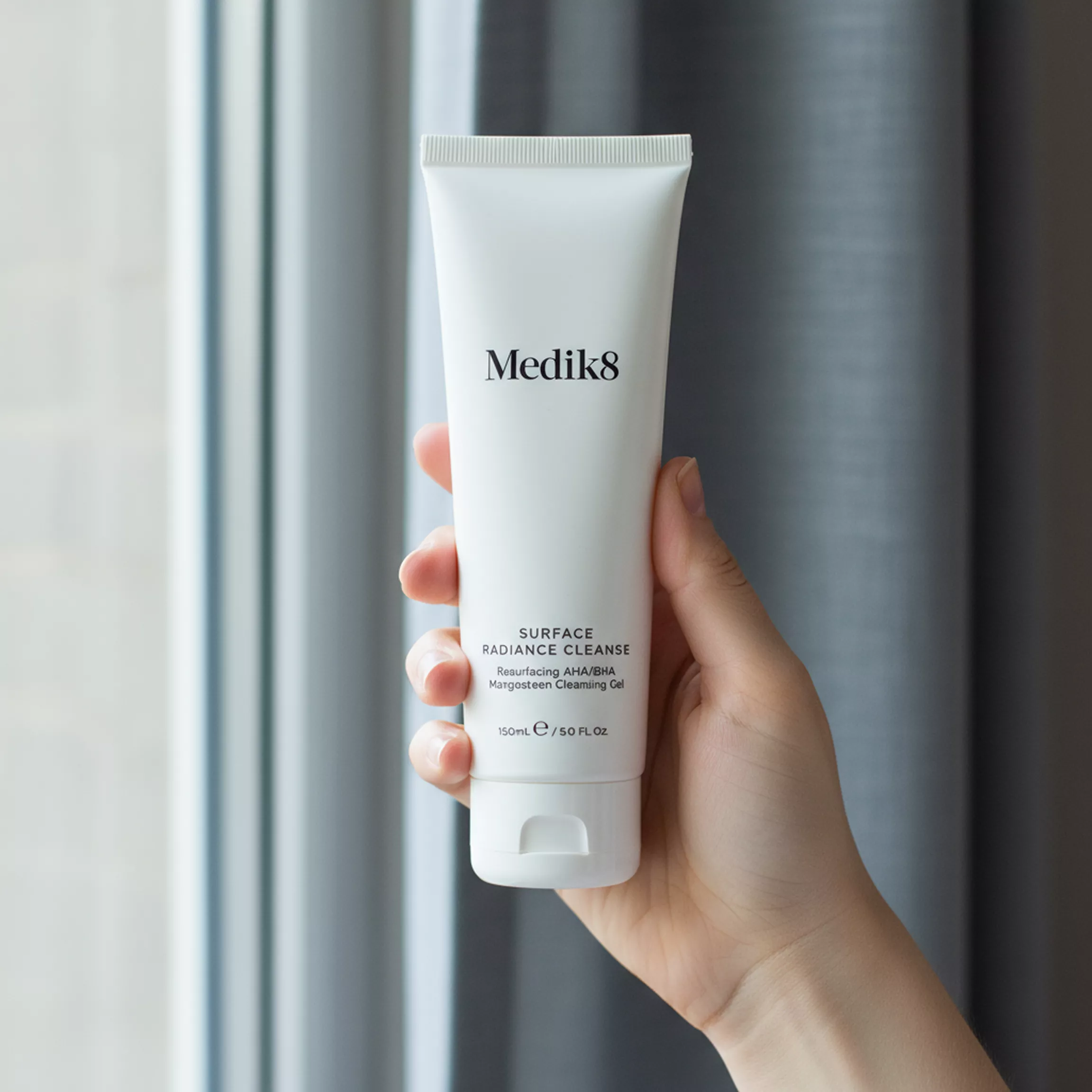 Medik8 Surface Radiance Cleanse Гель для очищення з АНА-BHA кислотами - Фото - 35